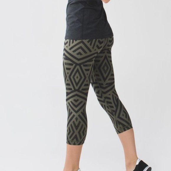 Lululemon Wunder Under Crop II Size 6 - Picture 3 of 12